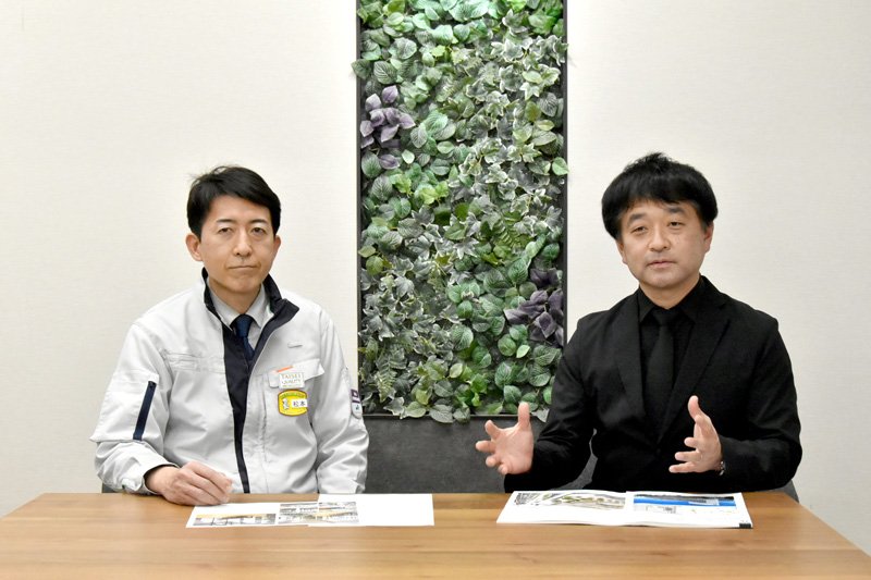 インタビューに答える松本作業所長（左）と村瀬設計室長＝千葉市中央区