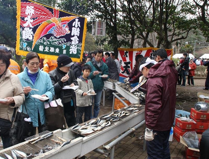 東日本大震災の１年後に船橋市習志野台で行った復興支援行事の様子（実行委提供）
