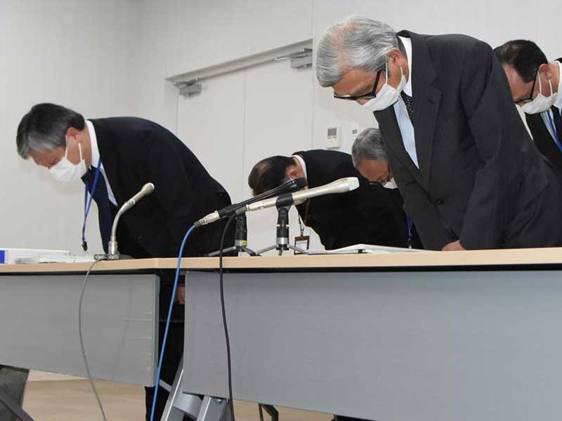 職員の逮捕を受け、会見で謝罪する河野理事長（右）＝８日午前、東金市の東千葉メディカルセンター
