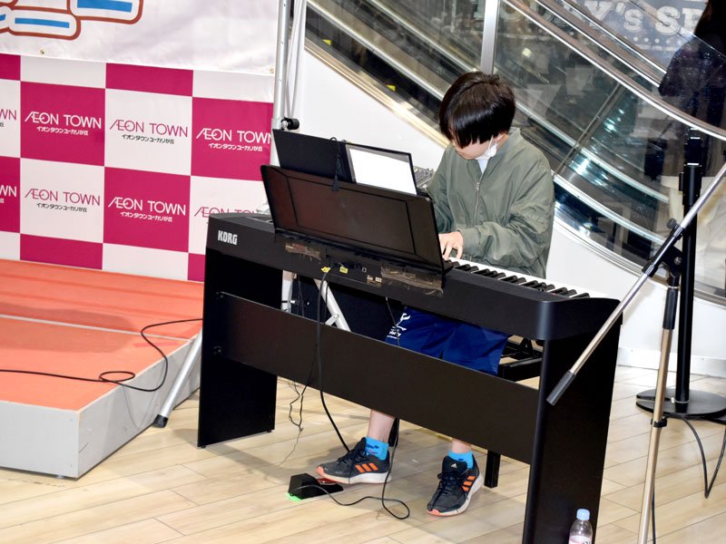 演奏を披露する貝塚君＝１１日、佐倉市