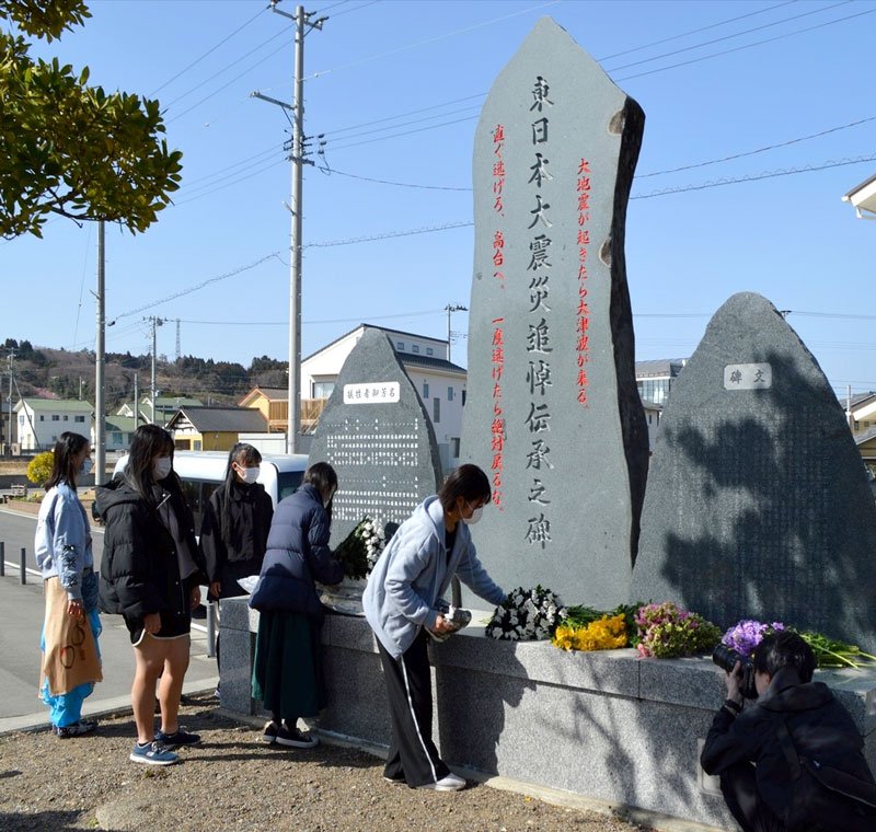 東日本大震災追悼伝承之碑に花をささげる「いちはら有志の会」＝１１日、福島県いわき市久之浜（同会提供）