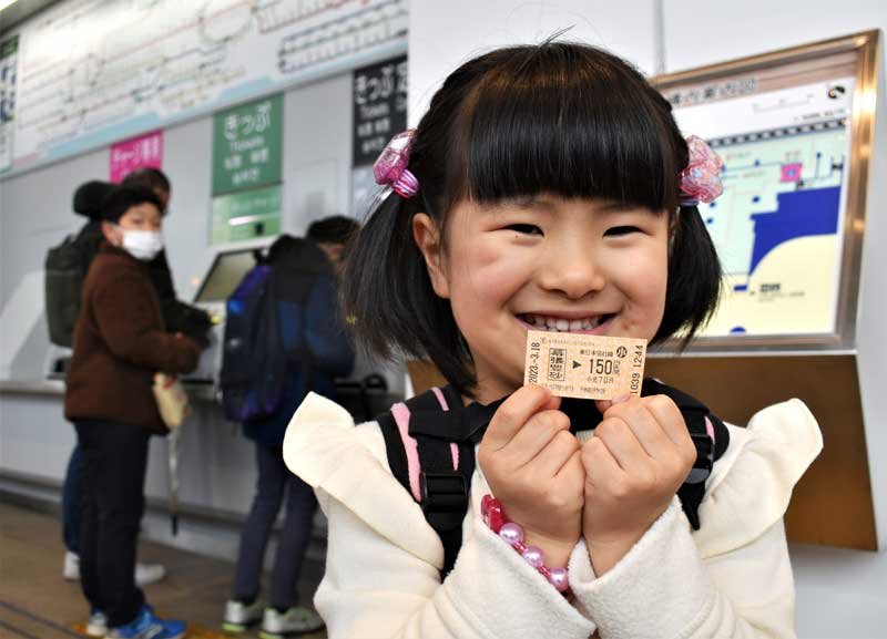 開業日がプリントされた切符を手に喜ぶ子ども＝１８日、千葉市美浜区の幕張豊砂駅
