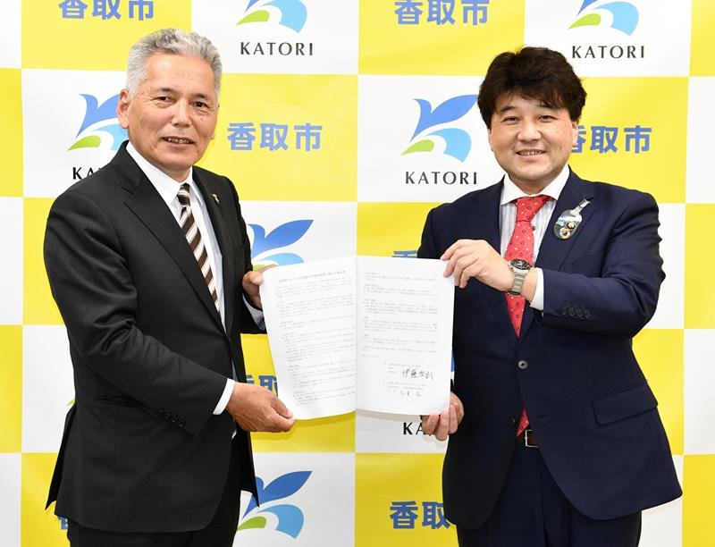 災害復旧対策に向け協定を締結した伊藤市長（右）と古里会長＝香取市役所
