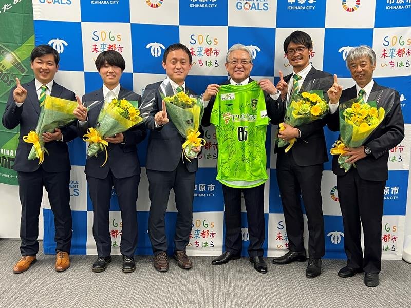 昇格を誓うＶＯＮＤＳの（左から）川本レディース監督と小田川副主将、永野祐太郎社長、小出市長、渡辺主将、布監督＝市原市役所
