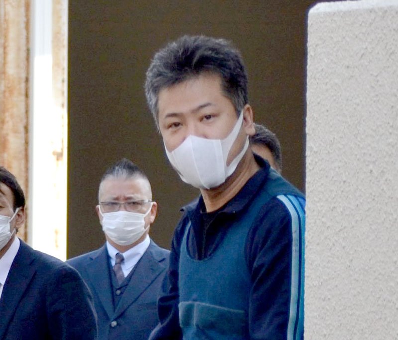 送検される藤田容疑者＝２９日午前１０時４５分ごろ、船橋東署