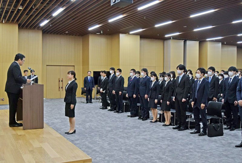 ２１４人が一堂に会した新規採用職員の発令式＝３日、千葉市役所
