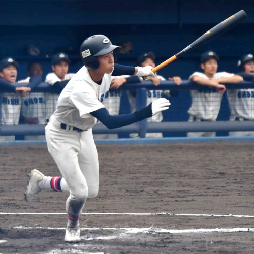 八千代－銚子商　４回裏銚子商１死二塁、人見が勝ち越しの右越え適時三塁打を放つ＝県総合ＳＣ