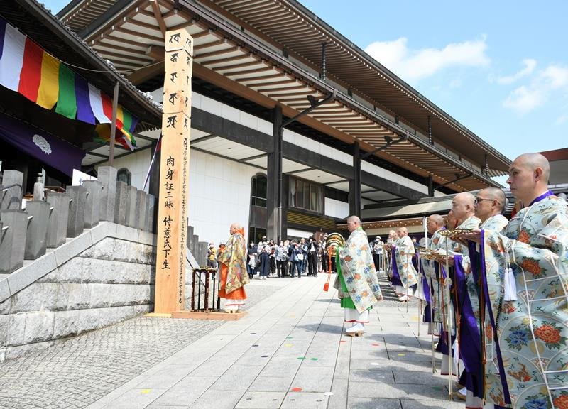 成田山新勝寺の大師堂を前に弘法大師生誕を祝う開白大法会を行う僧侶ら＝２８日、成田市
