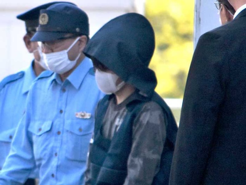 木更津署から送検される小川容疑者＝１０日午前９時４５分ごろ、木更津市