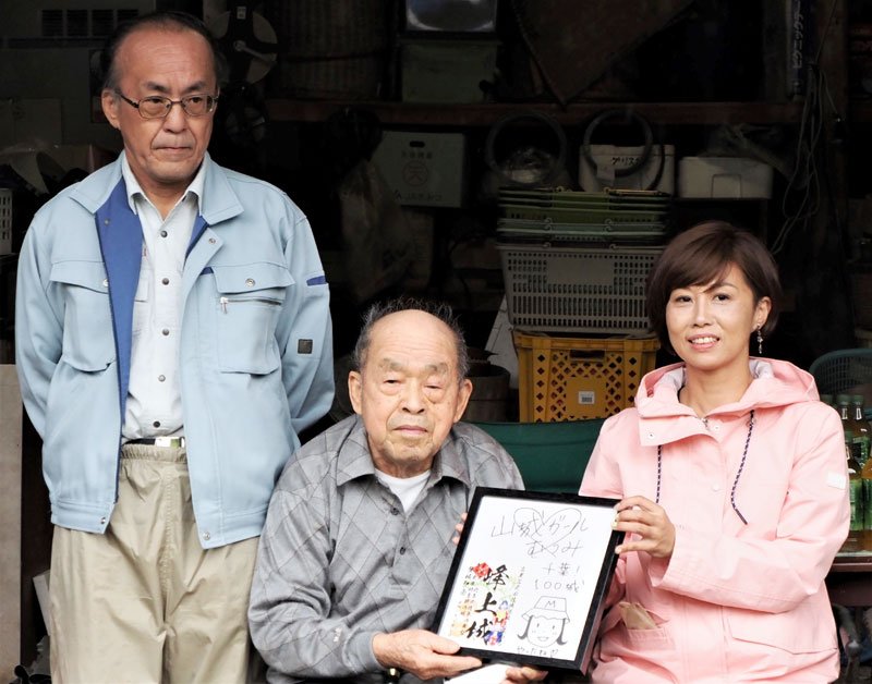「御城印」発行１００城に到達　富津の「峰上城」で　講演会などイベント開催へ　山城ガールむつみさんら、城主の末裔に記念品贈る