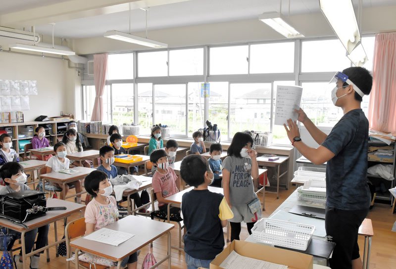 児童と教諭がマスクを着用して行われていた授業＝２０２０年６月、いすみ市立太東小学校