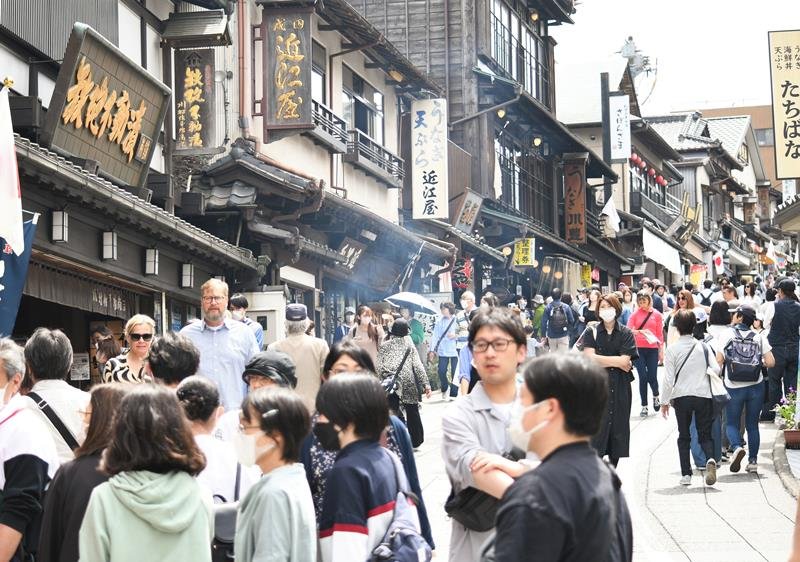 老舗うなぎ店が軒を連ね、香ばしいにおいと白煙が広がる成田山参道。国内外から訪れた観光客でにぎわった＝４月２９日午後、成田市
