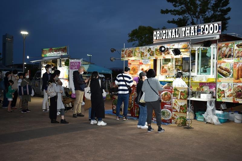 本格タイ料理のキッチンカーに並ぶ来場者＝千葉市美浜区
