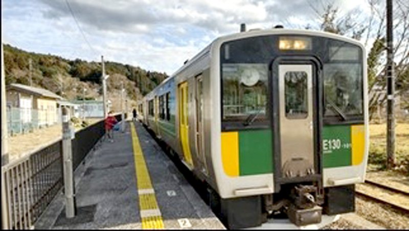上総亀山駅のホームと列車