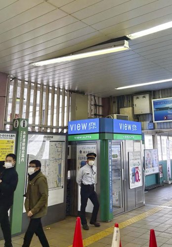 地震の影響で落ちかけたＪＲ木更津駅の蛍光灯＝１１日午前６時３３分
（共同）
