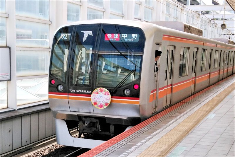 ヘッドマークが飾り付けられた「東葉ローズトレイン」＝昨年５月、八千代緑が丘駅（東葉高速鉄道提供）