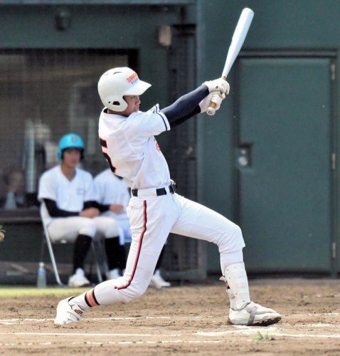木更津総合─昌平　６回表木更津総合１死二塁、庄村が左翼に２ランを放つ＝保土ケ谷