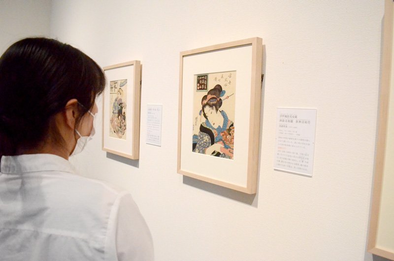 展示されている浮世絵の美人画。当時の風俗が分かる＝東金市