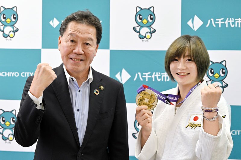金メダルを手に世界柔道選手権３連覇を服部友則市長に報告する角田夏実選手＝２６日、八千代市役所
