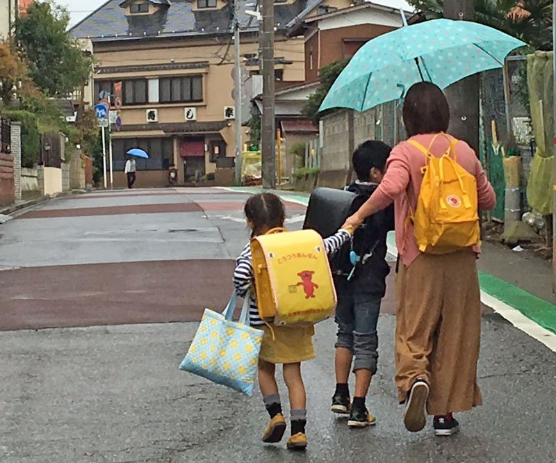 保護者と手をつなぎ家に帰る児童（記事と直接関係ありません）