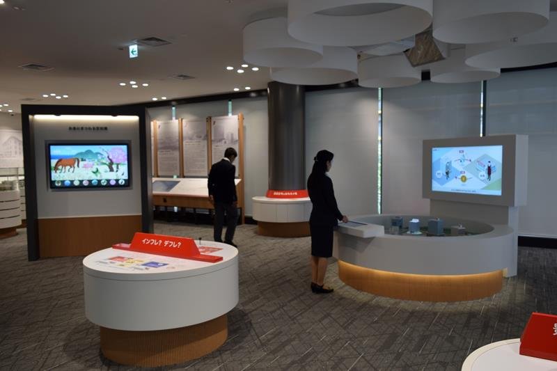千葉銀行本店ビル内にリニューアルオープンした金融資料室＝千葉市中央区
