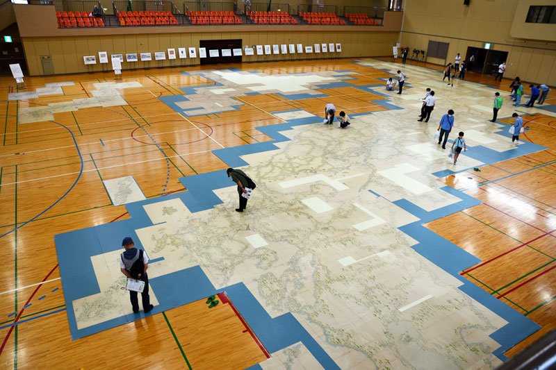 伊能図の原寸大パネルが並べられた展示＝１０日、香取市民体育館
