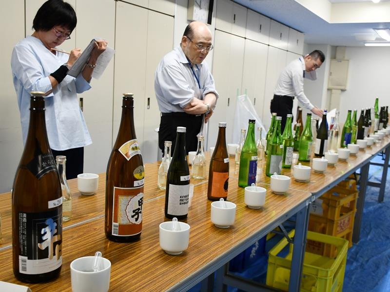 慎重に日本酒の評価を行う鑑定官ら＝成田市
