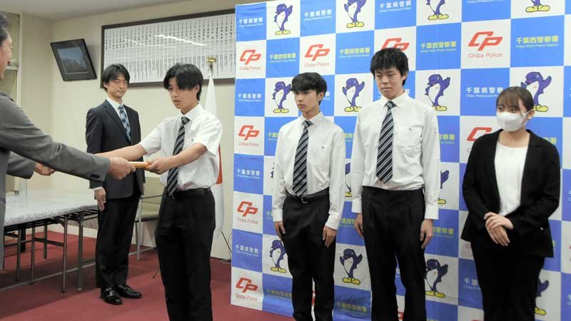 高校生と大学生が痴漢取り押さえ　ＪＲ総武快速線　被害者に助け求められ、逃げた男を追跡