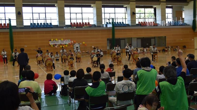 地元の障害者らによる運動会「ふれあいスポーツ大会」で初めて行われた和太鼓演奏＝１７日、八街市スポーツプラザのメインアリーナ
