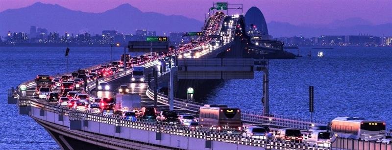 渋滞する東京湾アクアライン（国土交通省ホームページより）
