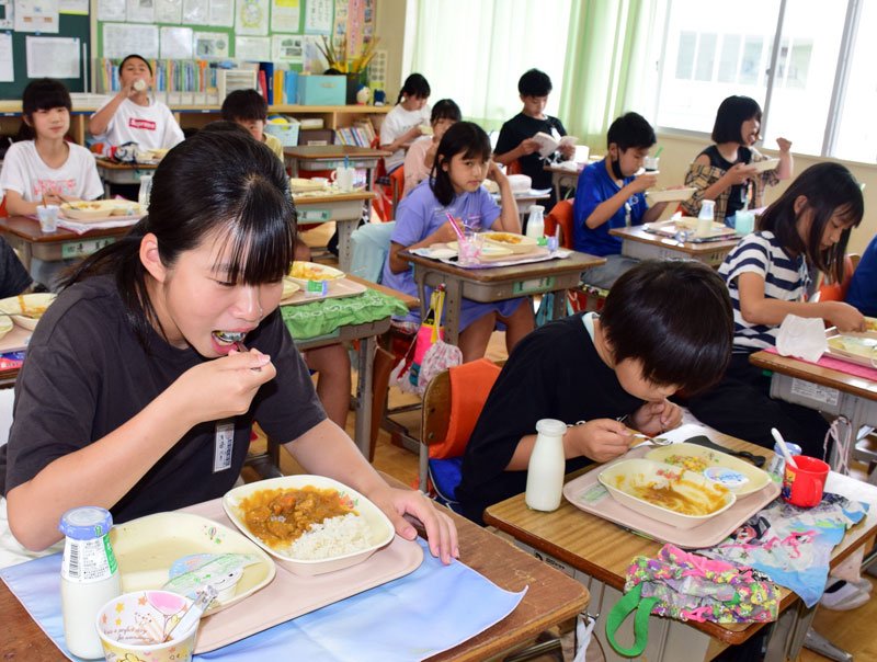 新タマネギを使ったカレーを頬張る児童＝２２日、白子町立白潟小
