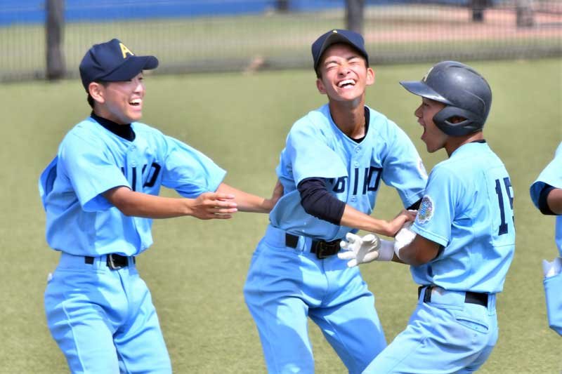 千葉英和―我孫子　９回裏我孫子１死満塁、サヨナラ勝ちし喜ぶ山田（右）ら＝ゼットエー
