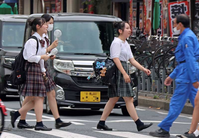 ハンディーファンを手に交差点を歩く人たち＝１４日、千葉市中央区（画像は一部加工してあります）