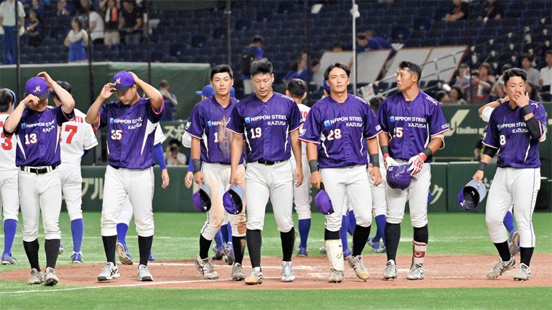 初戦の東海理化戦で敗戦し肩を落とす日本製鉄かずさマジックナイン＝１８日、東京ドーム