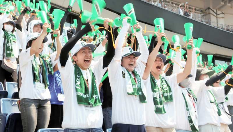 優勝が決まった瞬間、歓喜に沸く専大松戸の応援席＝２７日、千葉市美浜区のＺＯＺＯマリンスタジアム