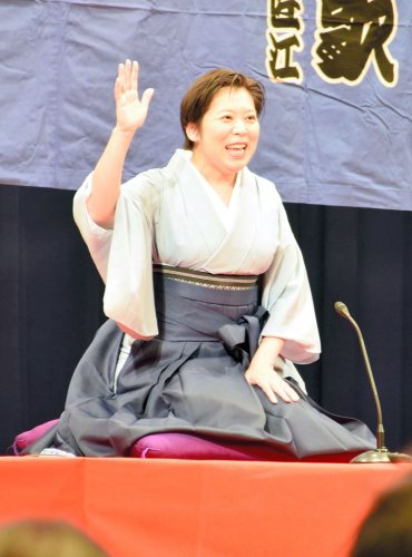 地元に凱旋し、真打ち昇進の披露落語会に臨む三遊亭律歌さん＝３０日、白子町
