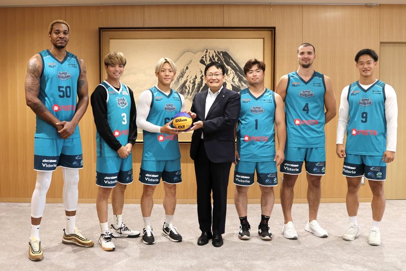 神谷市長（中央）を表敬訪問した大多喜エグゼの選手たち＝５日、千葉市中央区の同市役所