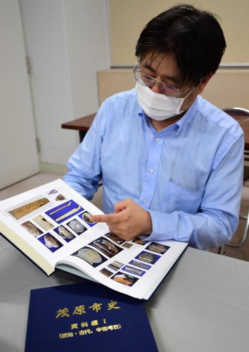 新たな茂原市史の内容を説明する岸波学芸員＝同市立美術館・郷土資料館
