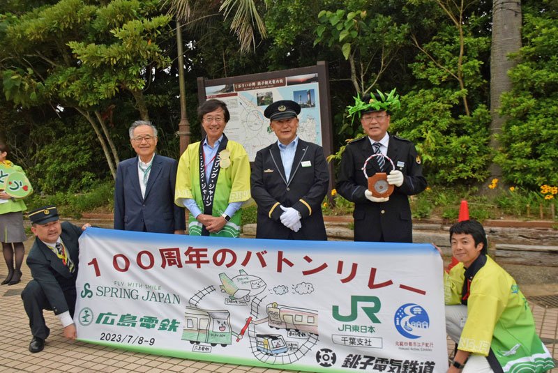 「開業１００周年」のバトンをつないだ銚電の竹本社長（右）ら＝８日、銚子市
