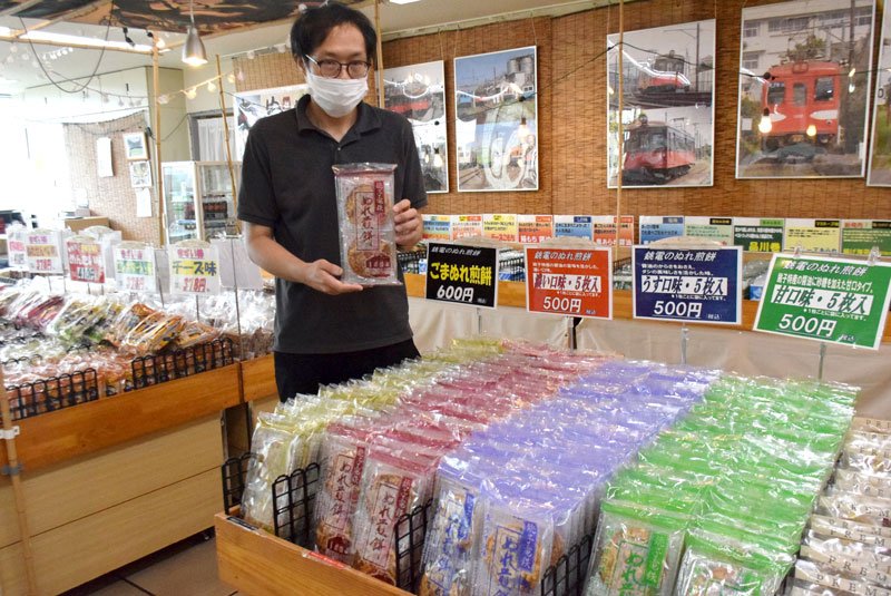 銚子電鉄の直売所「ぬれ煎餅駅」に並ぶ商品＝銚子市