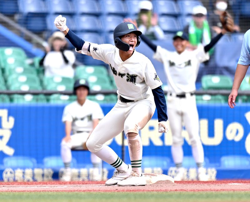船橋古和釜―袖ケ浦　７回裏袖ケ浦１死二、三塁、菅原が右越えの２点適時三塁打を放ち塁上でガッツポーズ＝ＺＯＺＯマリン
