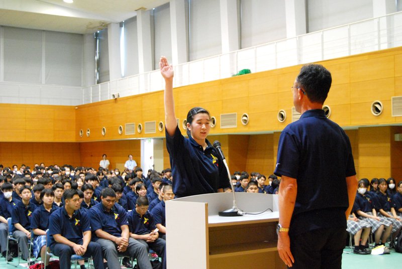 代表して全国での活躍を誓った関口莉桜選手＝１２日、千葉市稲毛区