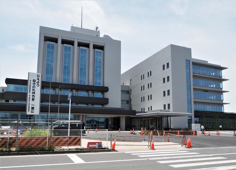 耐震補強と大規模改修工事を終えた「中庁舎」（左）。昨年７月には「北庁舎」（右）が完成している＝袖ケ浦市
