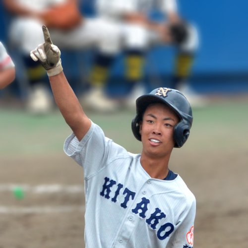成田北―東京学館船橋　４回裏成田北１死一塁、石橋の二塁打でホームに生還する杉山＝長生の森