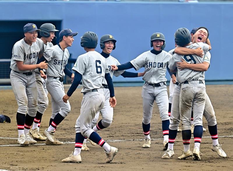 市柏―千葉商大付　サヨナラ勝ちで喜ぶ千葉商大付ナイン＝県総合ＳＣ