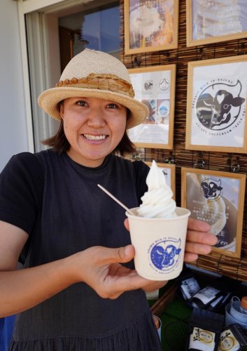 御宿産有機牛乳で「ジェラソフ」を開発した高梨さん＝御宿町
