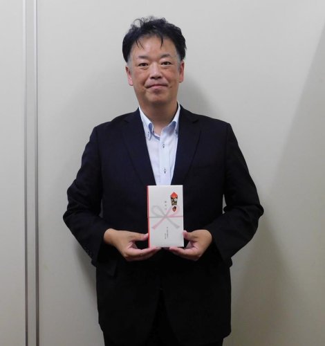 寄付金を持参した信夫支部長
