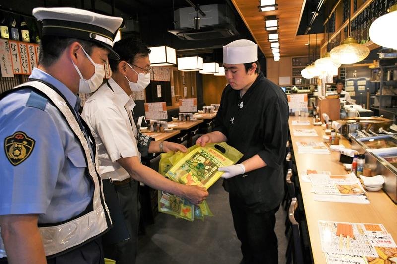 飲酒運転撲滅に向けて飲食店で呼びかける飲酒運転根絶協議会の会員ら＝成田市
