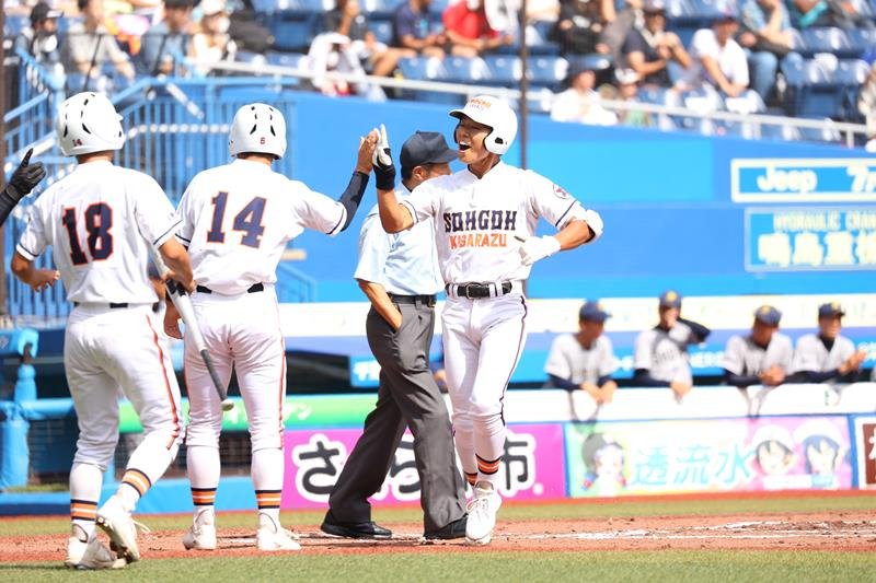 １回表木更津総合１死一塁、先制２ランを放ち喜ぶ伊藤＝ＺＯＺＯマリン
