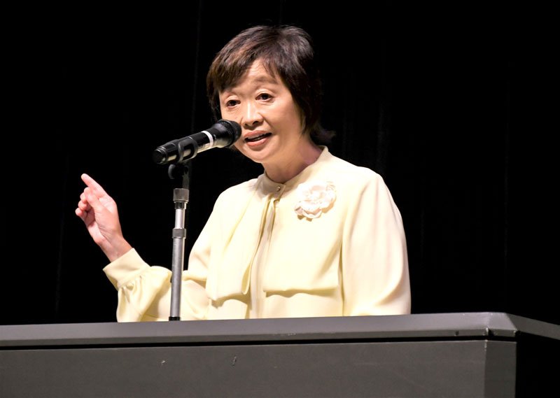 市民を前に講演する増田さん＝２６日、成田市